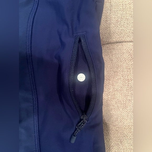 Lululemon speed up shorts-size 6 - Picture 3 of 3